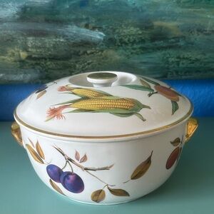 Royal Worcester Evesham Gold 2.5 Quart Oval Covered Casserole.